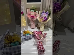 ของขวัญวันวาเลนไทน์และเทศกาลกลางฤดูใบไม้ผลิ: หุ่นคูโรมิ, กล่องดอกกุหลาบ, ซาบอน, ดอกไม้, แสงแดด