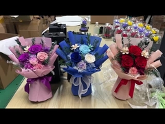 วันของอัลแลนติน พวงดอกกุหลาบที่เก็บรักษาไว้ และดอกไม้สีน้ําแข็งสีน้ําเงินสําหรับแฟนของคุณและแฟนที่ดีที่สุด