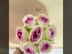 ดอกกุหลาบเทียมในสไตล์อินส กับถังดอกไม้ ดอกไม้ในมือ การถ่ายรูปวันวาเลนไทน์