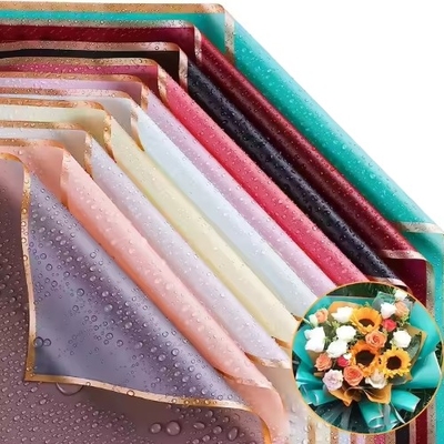 ซื้อ กระดาษบรรจุดอกไม้สีสันสีสันกันน้ําทองขอบสําหรับบรรจุดอกไม้ 58*58cm online manufacture