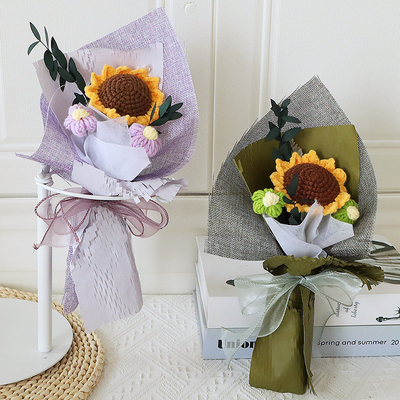 ซื้อ ดอกไม้หลากหลาย มือผูก ผ้าปูผูก พวงดอกไม้ที่สมบูรณ์แบบสําหรับวันเกิดหรือปริญญาตรีของเด็กผู้หญิง การผลิตออนไลน์