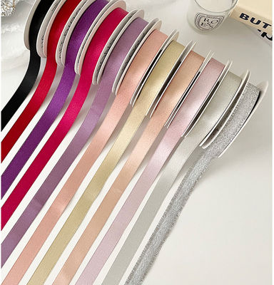 ซื้อ งานทําด้วยมือ DIY ต้องมีเทปผ้าสีชมพูอ่อน ริบบอนดาวหัก และดอกไม้สําหรับการจัดดอกไม้ การผลิตออนไลน์