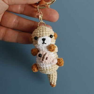 ซื้อ ถัก Amigurumi ตุ๊กตาน่ารัก Otter Holding ปลาพวงกุญแจ Oyuncak โครเชต์สัตว์ของเล่นตุ๊กตานุ่มโครเชต์ Otter พวงกุญแจ การผลิตออนไลน์