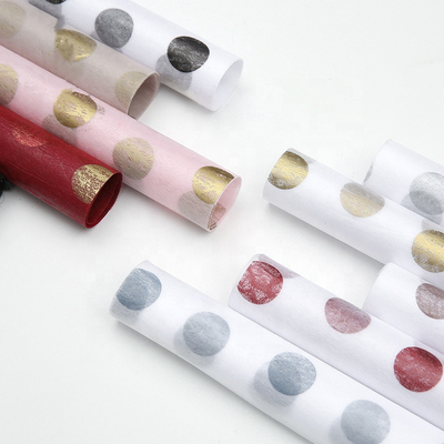 ซื้อ Polka Dot Pattern แผ่นกระดาษห่อดอกไม้ Nonwoven เป็นมิตรกับสิ่งแวดล้อม 60cm * 60cm online manufacture