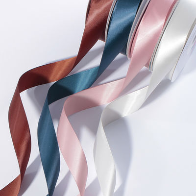 ซื้อ ร้านขายดอกไม้บรรจุภัณฑ์ริบบิ้นห่อของขวัญสีทึบริบบิ้นตกแต่งคริสต์มาส 25mm การผลิตออนไลน์