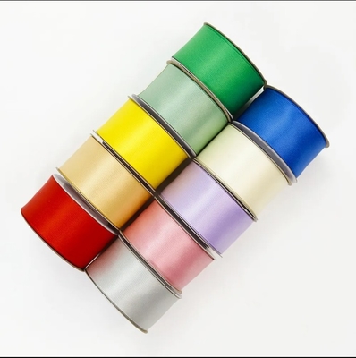 ราคาดี 196 สี พอลิเอสเตอร์ สันทินริบอนสําหรับการบรรจุของขวัญ Custom 3mm-100mm ความกว้าง ออนไลน์