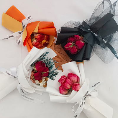 ราคาดี สไตล์ INS สร้างสรรค์ มินิพัสดุดอกกุหลาบสีแดงธรรมชาติ ดอกไม้แห้ง งานเลี้ยงแต่งงาน ของขวัญ 520 ความรัก ของที่ระลึกวันประชาชน ออนไลน์