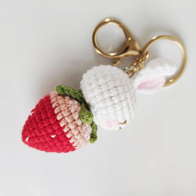 ราคาดี โครเชต์สตรอเบอร์รี่กระต่ายพวงกุญแจ Creative ถักทอ Handmade น่ารักกระต่ายแครอทตุ๊กตากระเป๋าอุปกรณ์เสริมตุ๊กตาพวงกุญแจ ออนไลน์